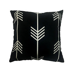 ALMOHADON 350G NEGRO CON FLECHAS BLANCAS. 40x40CM