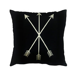ALMOHADON 350G NEGRO CON 3 FLECHAS BLANCAS. 40x40CM