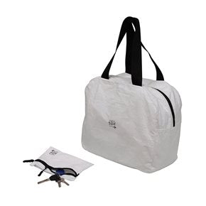 BOLSO PARA VIAJE POLIETILENO BCO/NEGRO. 36.5X18X32CM