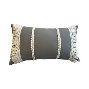 ALMOHADON TRENZAS Y FLECOS 50x30CM GRIS