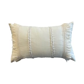 ALMOHADON TRENZAS Y FLECOS 50x30CM CREMA